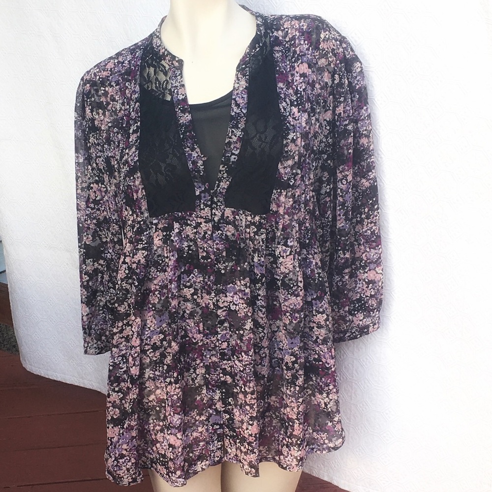 Ellie Relaxed Shirt with Lace & Buttons